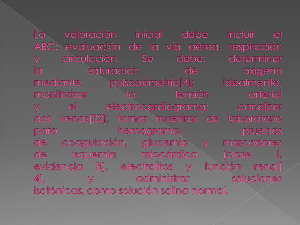 La valoración inicial debe incluir el ABC: evaluación de la vía aérea, respiración y circulación.