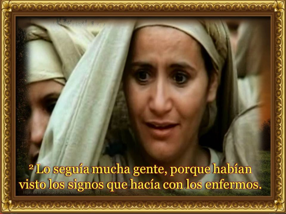 2 Lo seguía mucha gente, porque habían visto los signos que hacía con los enfermos.