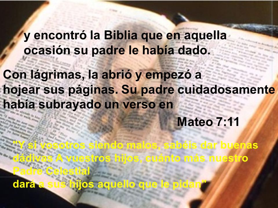y encontró la Biblia que en aquella ocasión su padre le había dado.