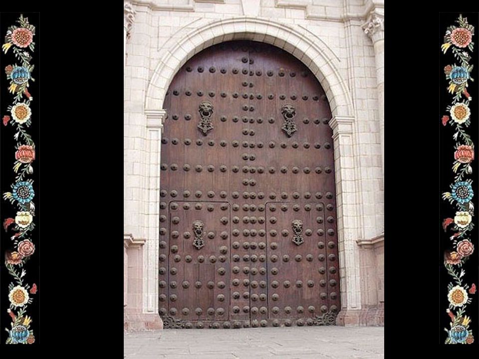 LA PUERTA DEL PERDÓN El frontis, tipo retablo, y de gran belleza, está esculpido en piedra de cantería de los Andes y de Panamá, denota el fino trabajo realizado Obra delineada por Juan Martínez de Arrona ( ) al que desde 1613 se le nombró Maestro Mayor de la Catedral de Lima, cargo que ejerció hasta su fallecimiento La Catedral fue reconstruida y consagrada el 19 de octubre de Posterior es la fecha de la portada de este templo, obras iniciadas en 1626 cuando Martínez de Arrona dibujó y proyectó la fachada de este santuario y ejecutó la primera parte según su diseño con columnas corintias.