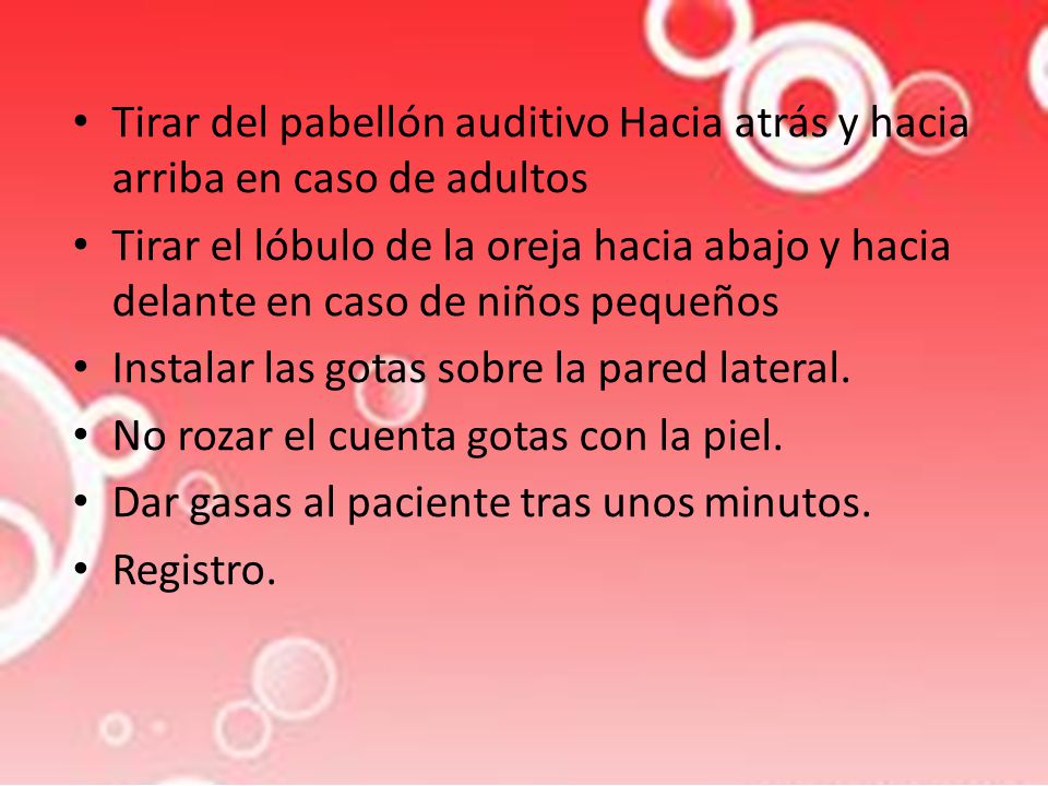 Tirar del pabellón auditivo Hacia atrás y hacia arriba en caso de adultos