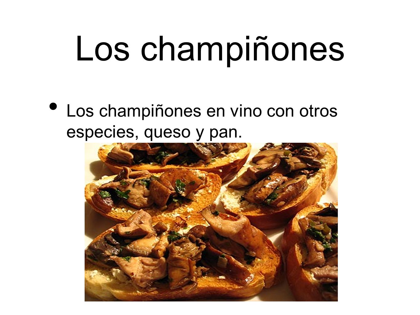 Los champiñones Los champiñones en vino con otros especies, queso y pan.