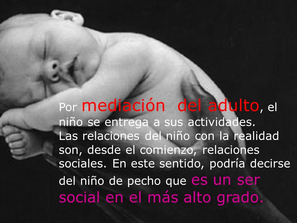 Por mediación del adulto, el niño se entrega a sus actividades.