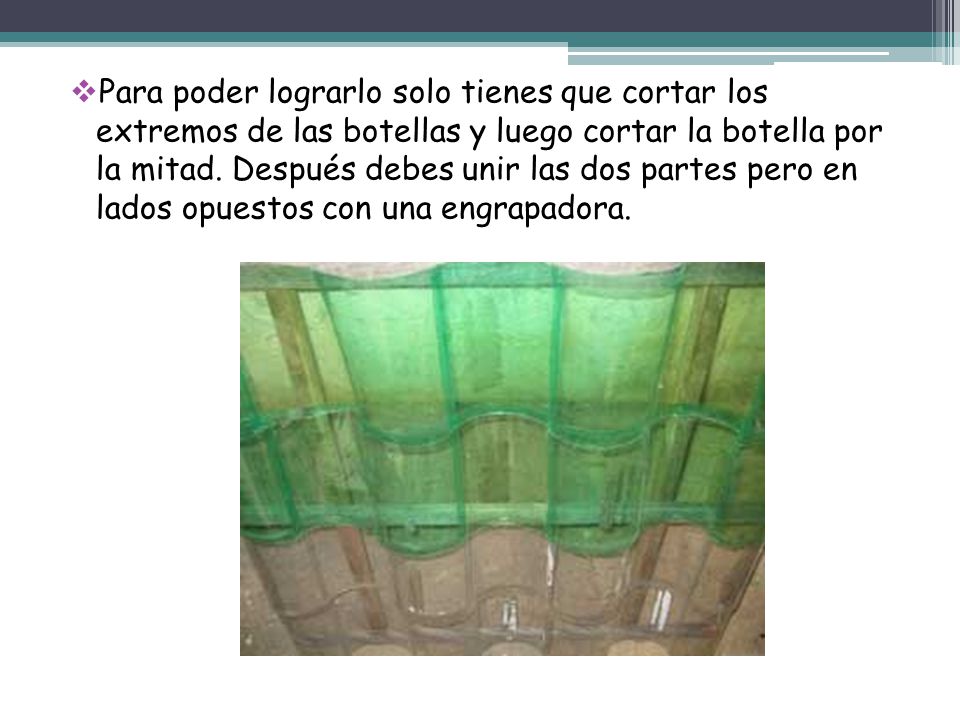 Para poder lograrlo solo tienes que cortar los extremos de las botellas y luego cortar la botella por la mitad.