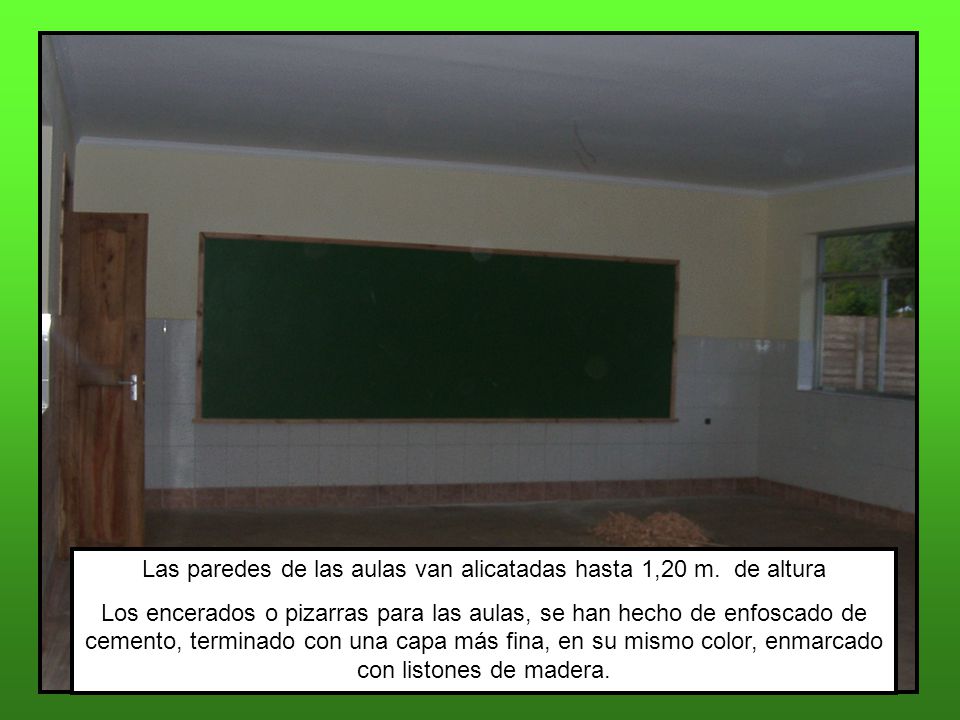 Las paredes de las aulas van alicatadas hasta 1,20 m. de altura