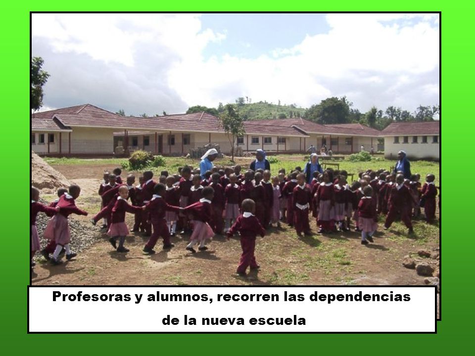 Profesoras y alumnos, recorren las dependencias