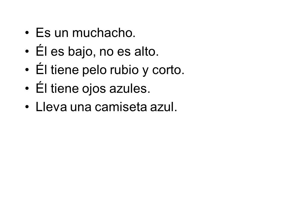 Es un muchacho. Él es bajo, no es alto. Él tiene pelo rubio y corto.