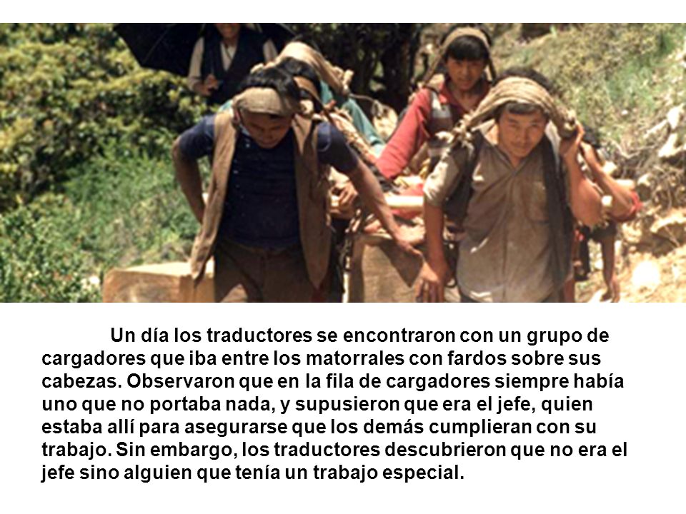 Un día los traductores se encontraron con un grupo de cargadores que iba entre los matorrales con fardos sobre sus cabezas.
