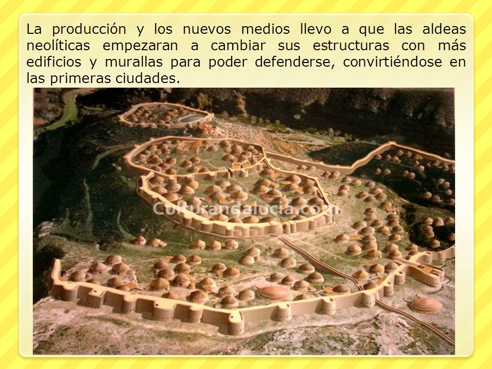 La producción y los nuevos medios llevo a que las aldeas neolíticas empezaran a cambiar sus estructuras con más edificios y murallas para poder defenderse, convirtiéndose en las primeras ciudades.