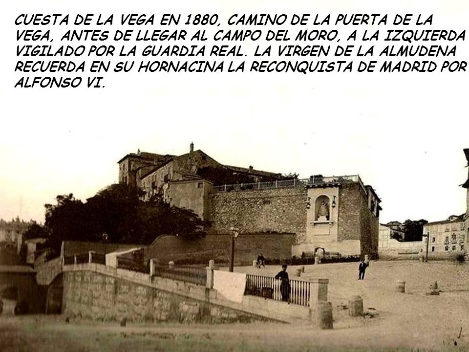 CUESTA DE LA VEGA EN 1880, CAMINO DE LA PUERTA DE LA VEGA, ANTES DE LLEGAR AL CAMPO DEL MORO, A LA IZQUIERDA VIGILADO POR LA GUARDIA REAL.