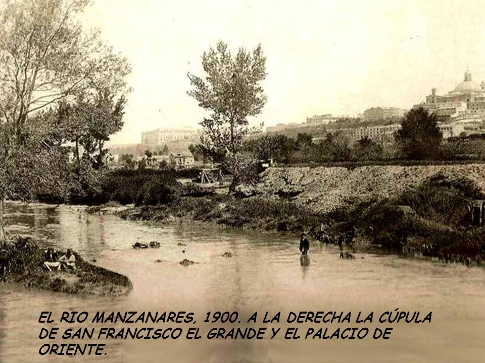 EL RIO MANZANARES, A LA DERECHA LA CÚPULA DE SAN FRANCISCO EL GRANDE Y EL PALACIO DE ORIENTE.