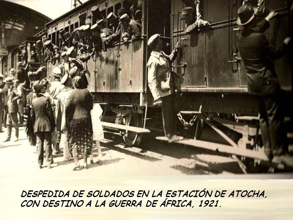 DESPEDIDA DE SOLDADOS EN LA ESTACIÓN DE ATOCHA, CON DESTINO A LA GUERRA DE ÁFRICA, 1921.