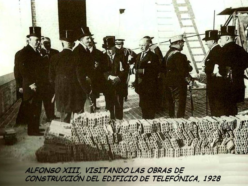ALFONSO XIII, VISITANDO LAS OBRAS DE CONSTRUCCIÓN DEL EDIFICIO DE TELEFÓNICA, 1928