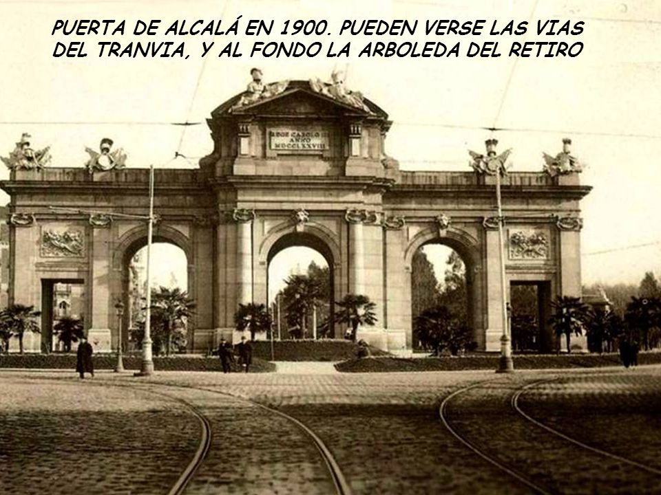 PUERTA DE ALCALÁ EN PUEDEN VERSE LAS VIAS DEL TRANVIA, Y AL FONDO LA ARBOLEDA DEL RETIRO