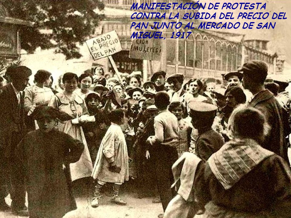 MANIFESTACIÓN DE PROTESTA CONTRA LA SUBIDA DEL PRECIO DEL PAN JUNTO AL MERCADO DE SAN MIGUEL, 1917