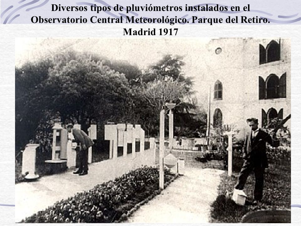 Diversos tipos de pluviómetros instalados en el Observatorio Central Meteorológico.