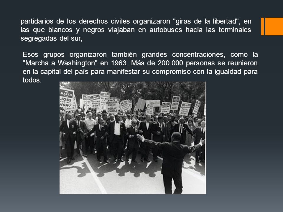 partidarios de los derechos civiles organizaron giras de la libertad , en las que blancos y negros viajaban en autobuses hacia las terminales segregadas del sur,