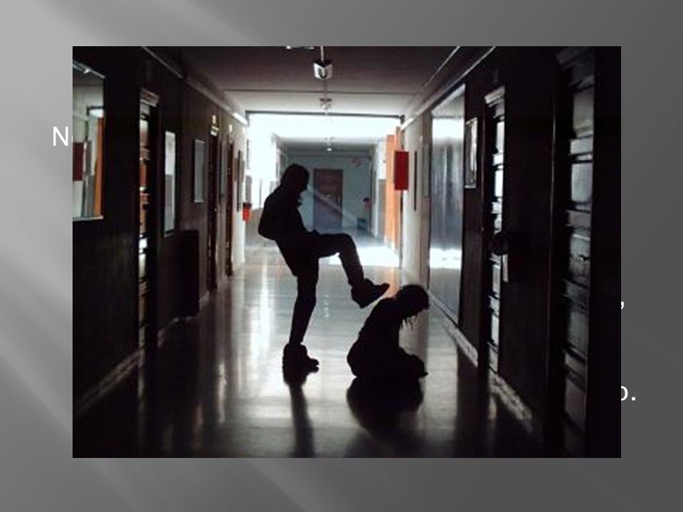 No toda la violencia supone los mismos riesgos, pero esta claro que entre más explicito es peor, Así los adolescentes se ven tentados a ver la violencia como algo Normal y de usar la violencia como un método común de resolver los problemas, de este tipo de influencias se pueden derivar pleitos escolares, pandillerismo o incluso se puede relacionar con el suicidio.