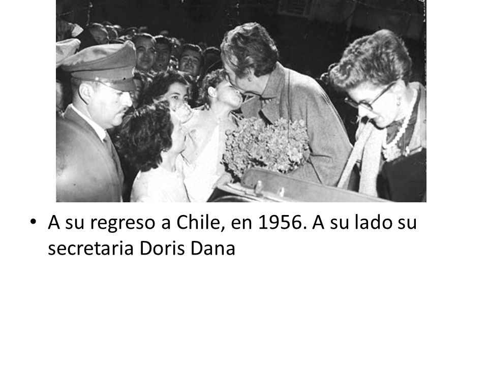 A su regreso a Chile, en A su lado su secretaria Doris Dana