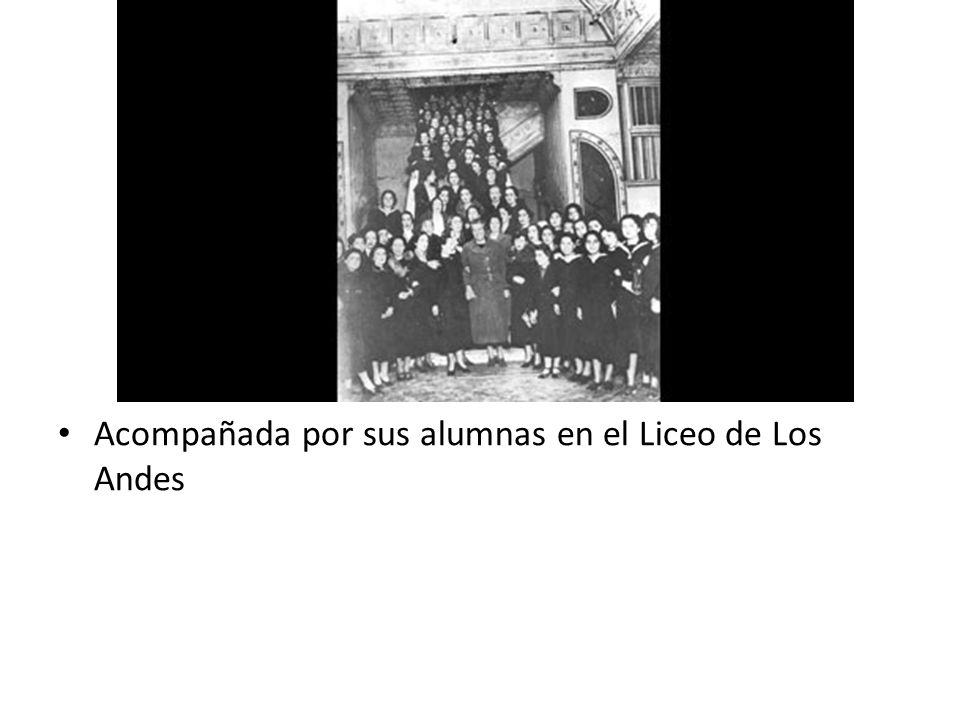 Acompañada por sus alumnas en el Liceo de Los Andes