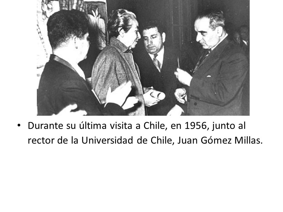 Durante su última visita a Chile, en 1956, junto al rector de la Universidad de Chile, Juan Gómez Millas.