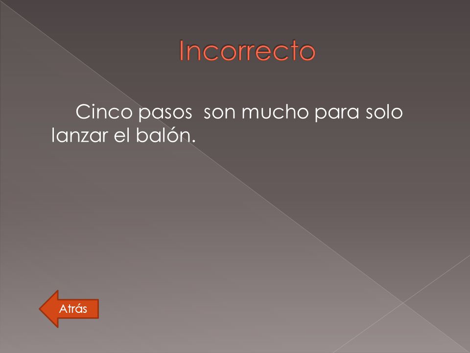 Incorrecto Cinco pasos son mucho para solo lanzar el balón. Atrás