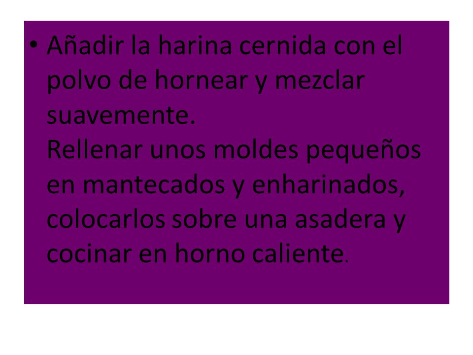 Añadir la harina cernida con el polvo de hornear y mezclar suavemente