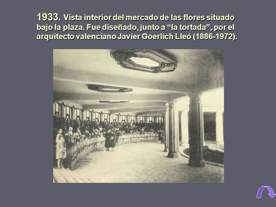 1933. Vista interior del mercado de las flores situado bajo la plaza