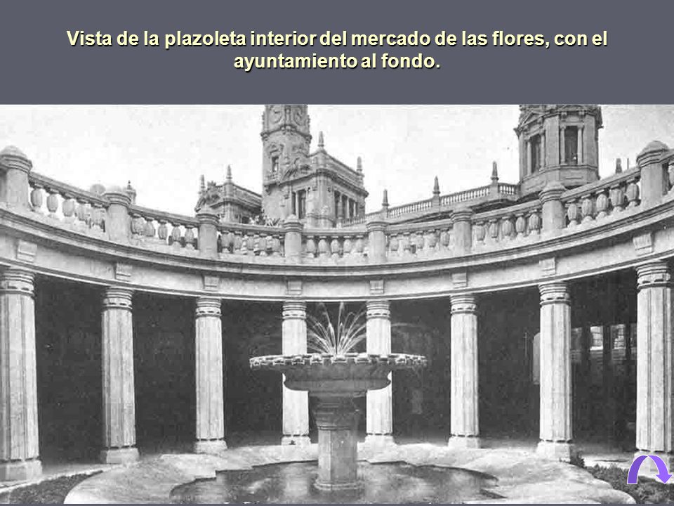Vista de la plazoleta interior del mercado de las flores, con el ayuntamiento al fondo.