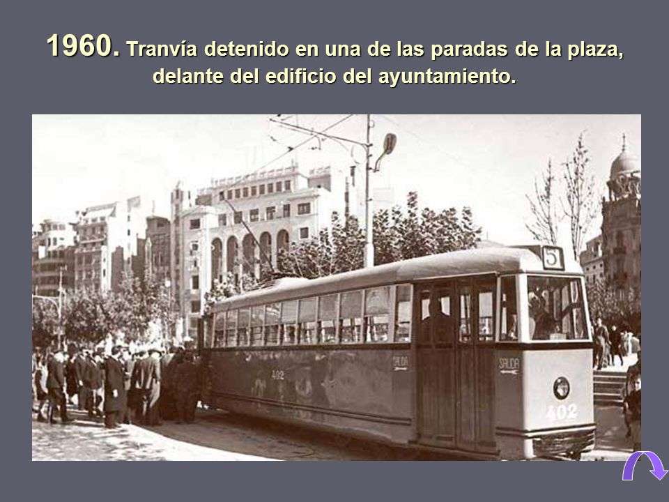 1960. Tranvía detenido en una de las paradas de la plaza, delante del edificio del ayuntamiento.