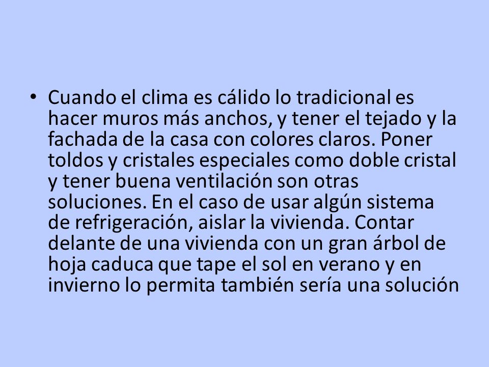 Cuando el clima es cálido lo tradicional es hacer muros más anchos, y tener el tejado y la fachada de la casa con colores claros.