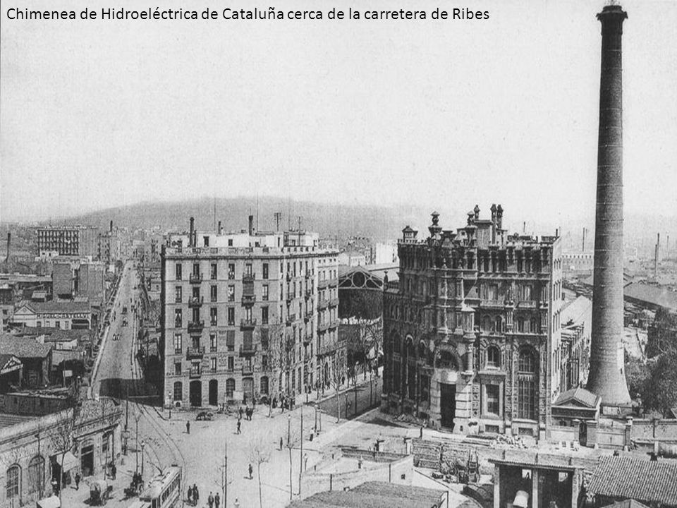 Chimenea de Hidroeléctrica de Cataluña cerca de la carretera de Ribes