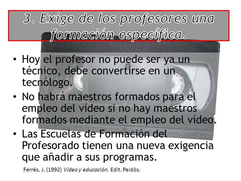 3. Exige de los profesores una formación específica.