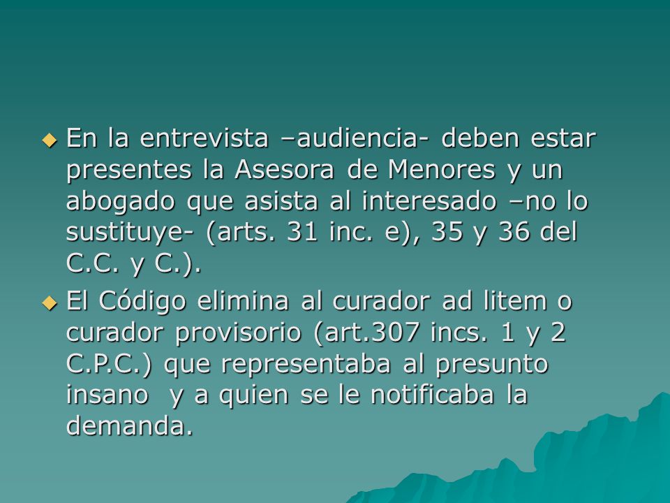 En la entrevista –audiencia- deben estar presentes la Asesora de Menores y un abogado que asista al interesado –no lo sustituye- (arts. 31 inc. e), 35 y 36 del C.C. y C.).
