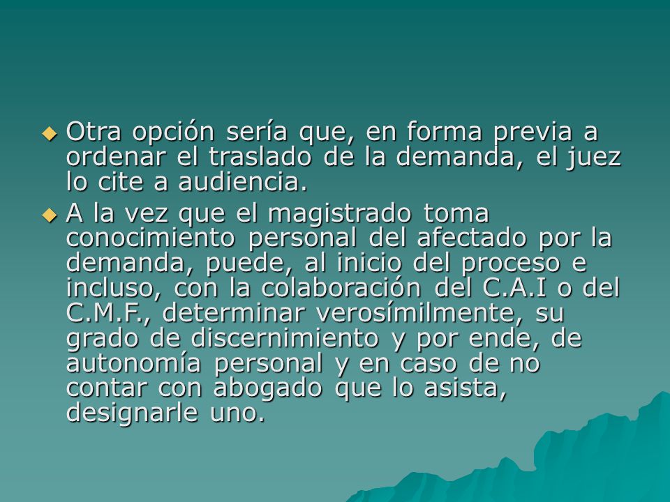Otra opción sería que, en forma previa a ordenar el traslado de la demanda, el juez lo cite a audiencia.