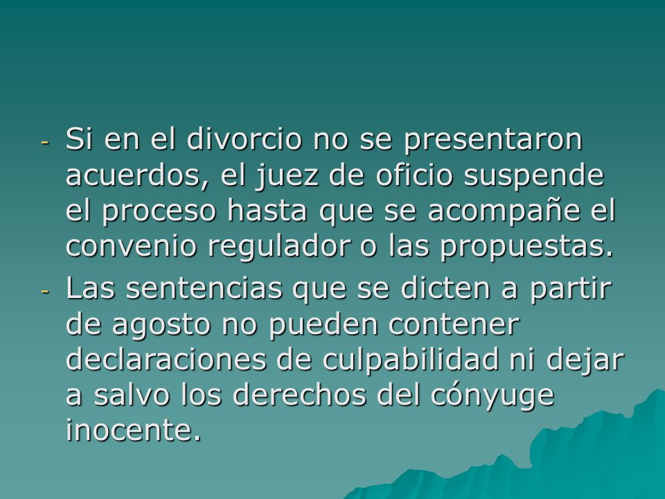 Si en el divorcio no se presentaron acuerdos, el juez de oficio suspende el proceso hasta que se acompañe el convenio regulador o las propuestas.