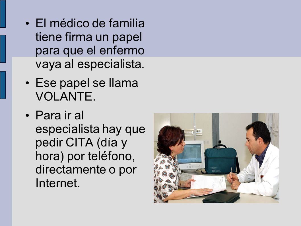 El médico de familia tiene firma un papel para que el enfermo vaya al especialista.