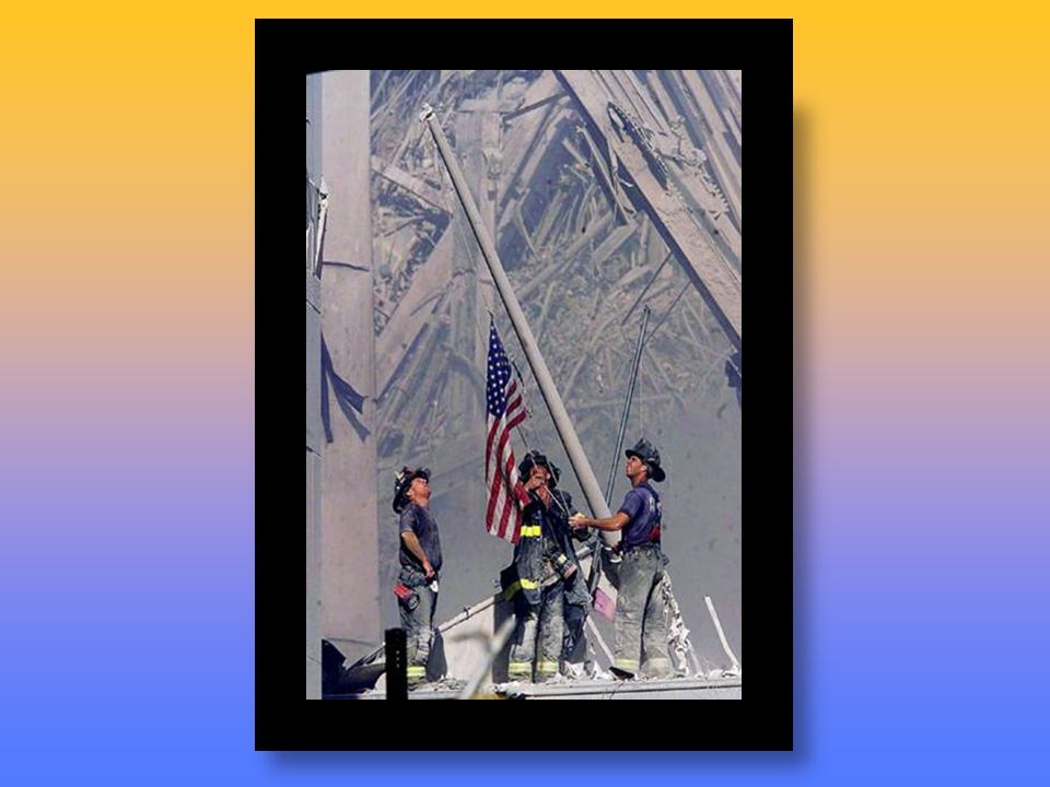 Levantando la bandera nacional de los Estados Unidos en las ruinas del World Trade Center en Nueva York después de los atacques terroristas en 2001.