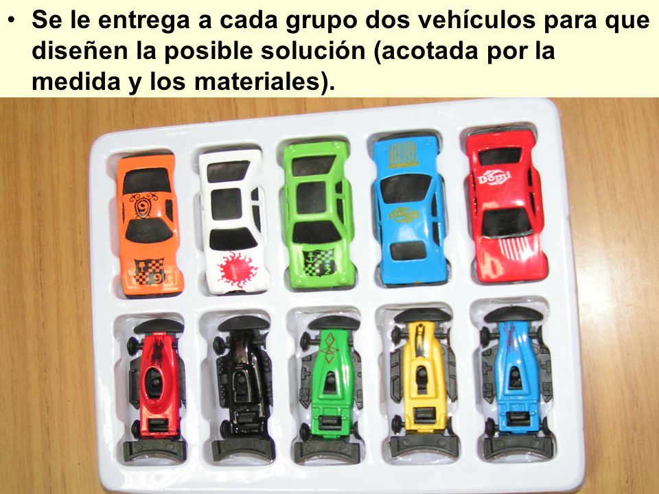 Se le entrega a cada grupo dos vehículos para que diseñen la posible solución (acotada por la medida y los materiales).