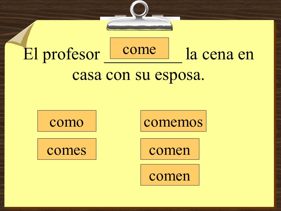 El profesor _________ la cena en casa con su esposa.