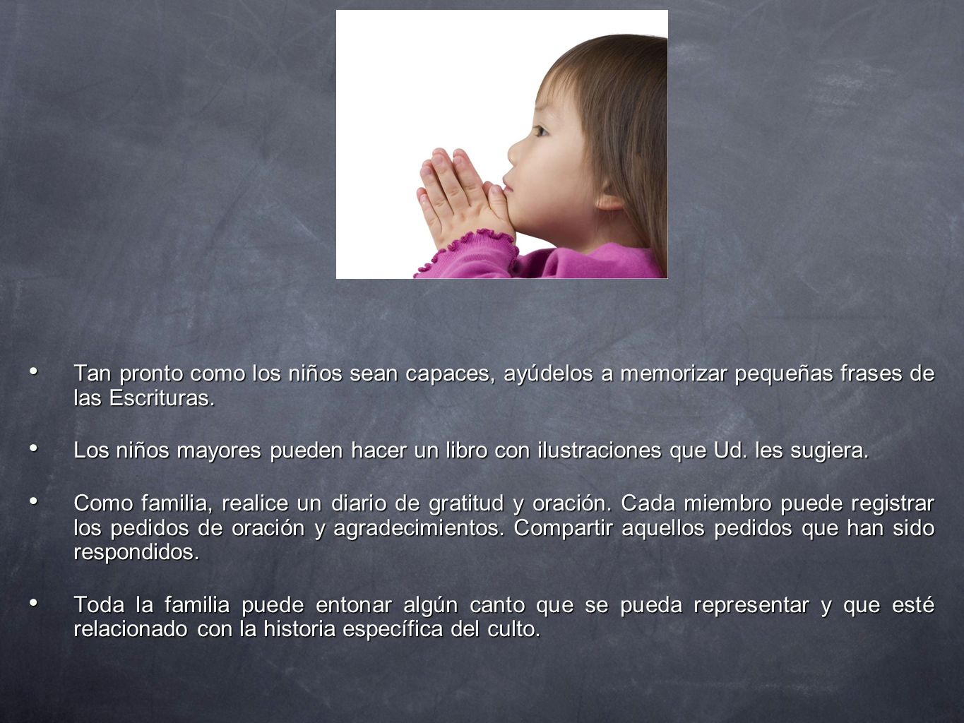 Tan pronto como los niños sean capaces, ayúdelos a memorizar pequeñas frases de las Escrituras.
