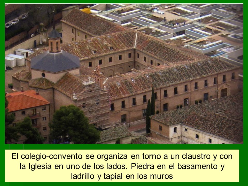 El colegio-convento se organiza en torno a un claustro y con la Iglesia en uno de los lados.