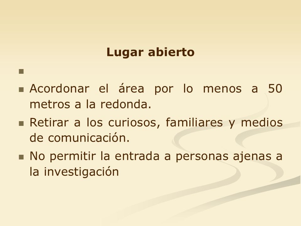 Lugar abierto Acordonar el área por lo menos a 50 metros a la redonda. Retirar a los curiosos, familiares y medios de comunicación.