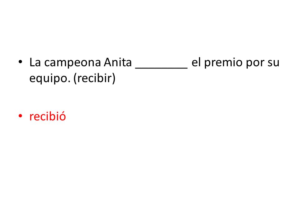 La campeona Anita ________ el premio por su equipo. (recibir)