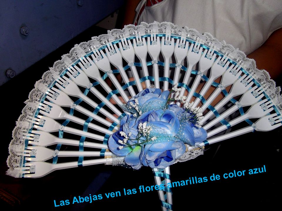 Las Abejas ven las flores amarillas de color azul