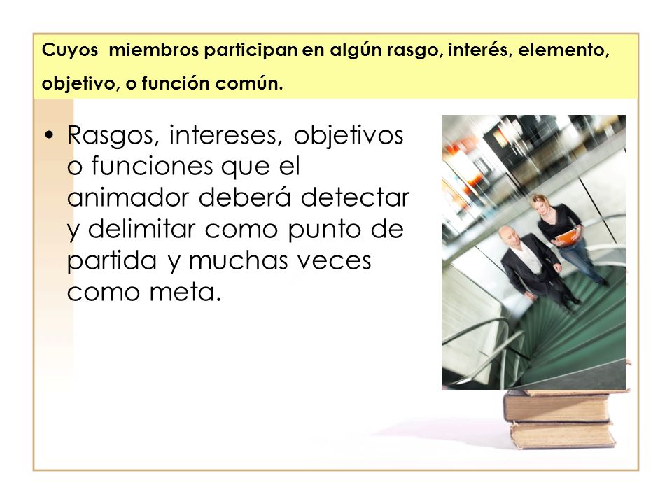 Cuyos miembros participan en algún rasgo, interés, elemento, objetivo, o función común.