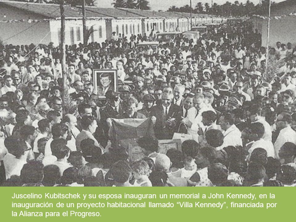 Juscelino Kubitschek y su esposa inauguran un memorial a John Kennedy, en la inauguración de un proyecto habitacional llamado Villa Kennedy , financiada por la Alianza para el Progreso.