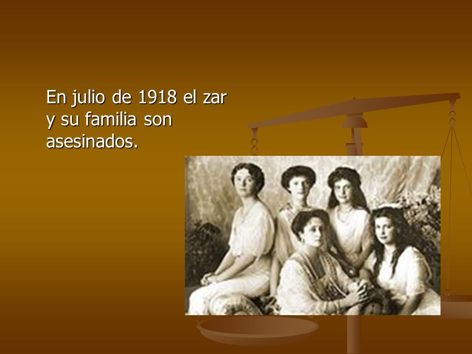 En julio de 1918 el zar y su familia son asesinados.