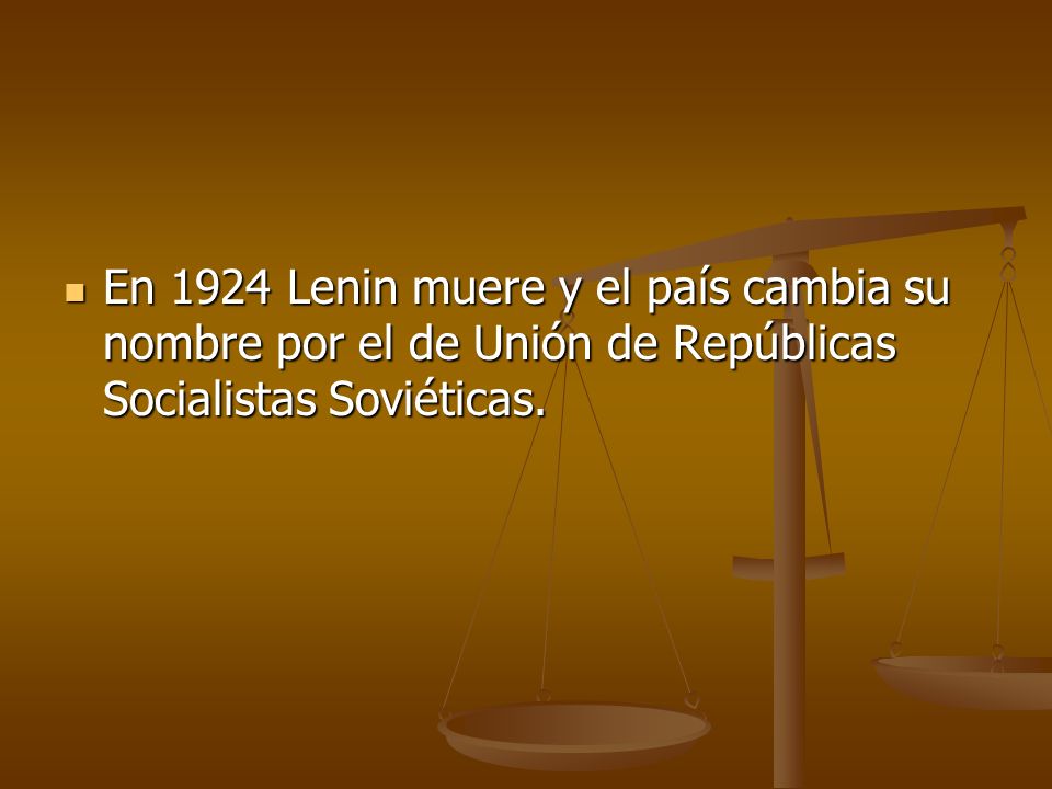 En 1924 Lenin muere y el país cambia su nombre por el de Unión de Repúblicas Socialistas Soviéticas.