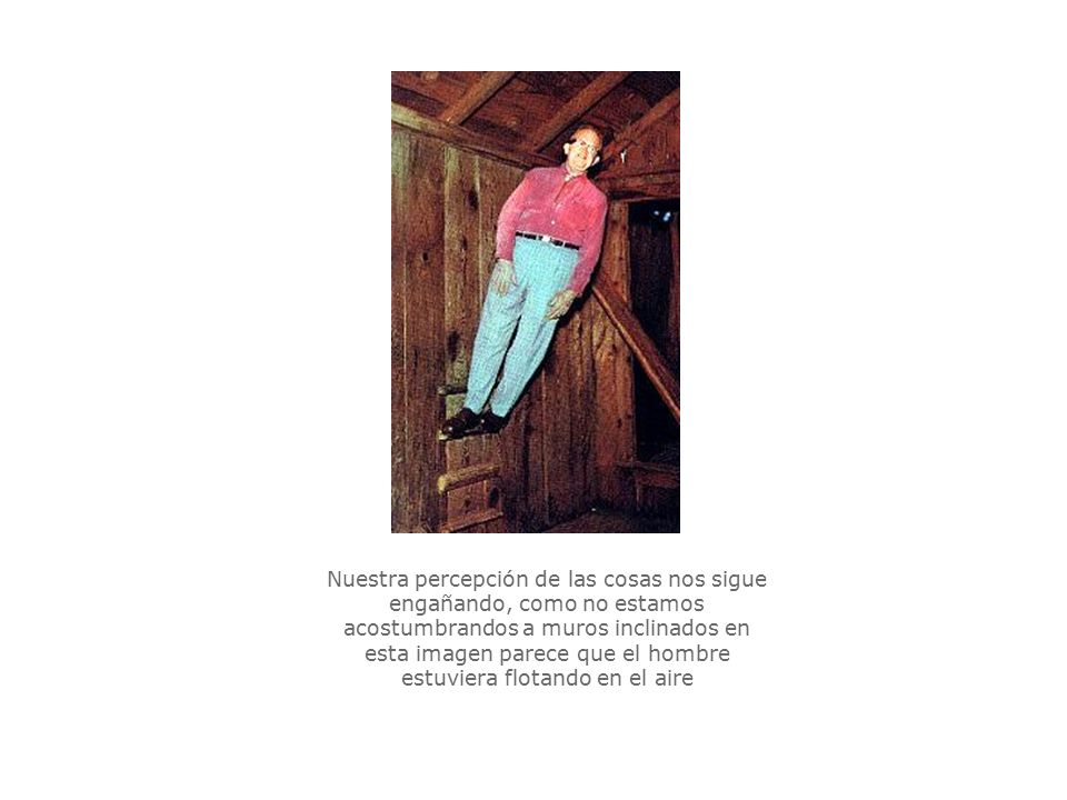Nuestra percepción de las cosas nos sigue engañando, como no estamos acostumbrandos a muros inclinados en esta imagen parece que el hombre estuviera flotando en el aire